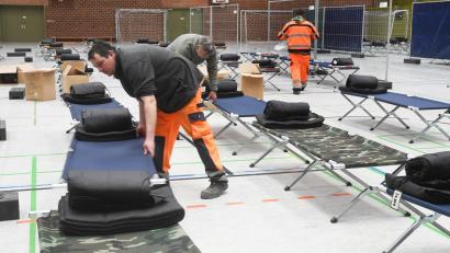 Archivbild: Gabi Schönberger
Für die Unterbringung von Flüchtlingen, wie hier in der Mehrzweckhalle Weiden, und die Versorgung der Menschen bewilligt der Finanzausschuss in seiner Sitzung einen sechsstelligen Betrag.