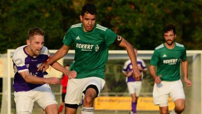 Bild: mr
Im Hinspiel trennten sich die Wernberger 2:2. In dieser Szene führen Thimo Luff (links) vom TSV-Detag und FC-Mittelfeldspieler Andreas Wagner (Mittte) einen Zweikampf.