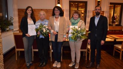 Bild: gi
Für 20-jährige Treue zur Frauenunion Moosbach werden Anna Kölbl und Veronika Völkl (von links) mit Blumenstrauß sowie Bettina Hofmeister (nicht auf dem Bild) geehrt. Dazu gratulieren FU-Kreisvorsitzende Susanne Reitmeier (links), Vorsitzende Ulrike Guttenberger (Mitte) und Bürgermeister Armin Bulenda.