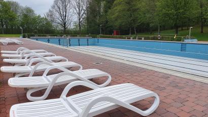 Bild: Lowak
Zwar stehen im Freibad Windischeschenbach die Liegen schon bereit, doch die Becken müssen noch mit Wasser gefüllt werden.