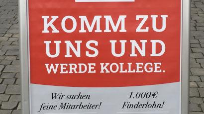 Bild: phs
Beileibe kein Einzelfall sind inzwischen Prämien für die Vermittlung von neuen Mitarbeitern, wie hier bei einem Weidener Fachhändler aus der Altstadt.
