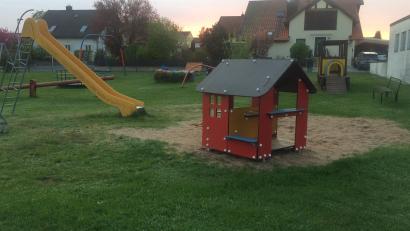Bild: sei
Ein Vorzeigeprojekt der Siedlergemeinschaft ist der Kinderspielplatz in der Kreuzäckersiedlung. Jedes Jahr wird er im Frühling und im Herbst gepflegt, die Geräte gestrichen oder gewartet und drei "Spielplatzranger" sehen träglich nach, ob alles in Ordnung ist.