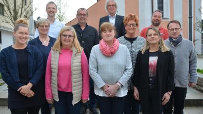 Bild: dob
Annegret Spitzner (Zweite von links) war mit 32 Jahren im Amt dienstälteste Pfarrgemeinderätin. Dekan Alexander Hösl (rechts) dankte allen Scheidenden für ihren Einsatz.