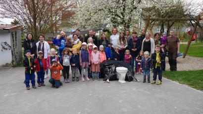 Bild: Kindergarten St. Elisabeth/exb
Eine Müllsammelaktion hatte das Team des Kindergartens St. Elisabeth Wiesau gemeinsam mit dem Elternbeirat organisiert. In etwa zwei Stunden waren viele Säcke gefüllt.