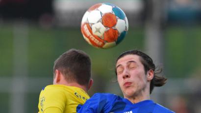 Bild: Büttner
Augen zu und durch: Der formstarke Erol Özbay hatte die SpVgg SV Weiden gegen den TSV Bogen in Führung geschossen. Sein Treffer war allerdings zu wenig, um den Platz letztendlich als Sieger zu verlassen.