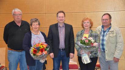 Bild: ak
Das Bild zeigt die künftige Doppelspitze der Volkshochschule Speichersdorf Klaus-Jürgen Koch (von links) und Gerlinde Schindler. Bürgermeister Christian Porsch verabschiedete Gertraud Pögelt, ehemalige Leiterin der VHS Speichersdorf, die mit Ehemann Franz zur Gemeinderatssitzung gekommen war.