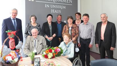 Bild: njn
Ihren 65. Hochzeitstag feiern Josef und Margareta Bauer (sitzend). Mit auf dem Bild (von links) Bürgermeister Johannes Reger, Margareta Bauers Schwester Monika Fiesinger, Tochter Christa Köllner mit Ehemann Arnold, Tochter Waltraud Köllner, Tochter Klaudia Staufer, Bruno Köllner und stellvertretender Landrat Günter Kopp.