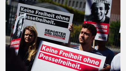 Archivbild: Gregor Fischer
Wie wichtig Pressefreiheit ist, machen hier demonstrierende Mitarbeiter und Aktivisten von „Reporter ohne Grenzen“ deutlich.