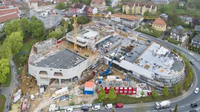 Luftbild: Thilo Hierstetter
Die Baustelle der Oberpfalz-Arkaden wird links vom Friedhofsberg, oben vom Storg-Gebäude und rechts und unten von der B 14 umschlossen, das künftige Einkaufszentrum füllt den Bierhalsberg vollständig aus. Am 15. Mai können allen interessierten Bürger zumindest Teile der Baustelle für eine Besichtigung betreten.