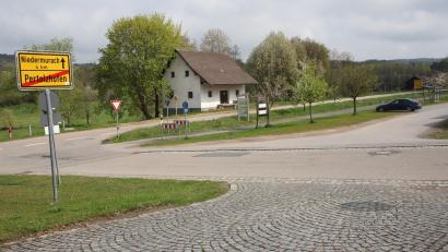 Bild: frd
Einem Antrag auf Neubau von zwei Doppelhäusern nahe der Ortseinfahrt von Pertolzhofen konnte der Gemeinderat das gemeindliche Einvernehmen nicht erteilen.