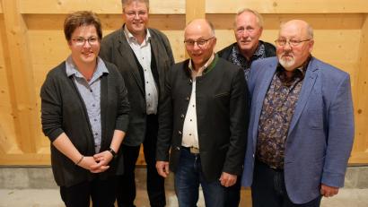 Bild: do
Der Vorstand des Kapellenbauvereins Münchsreuth: ( von links) Zweite Vorsitzende Irene Walter (neu), Prior Pater Adrian, Vorsitzender Albert Nickl, Kassier Albert Schmid und Schriftführer Hermann Schmid.