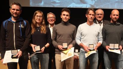Bild: Kunz
Fünf Weltmeister und zwei Bürgermeister: V.l. Christian Götz, Tamara Zuhr, Reinhold Wildenauer, Ulrich Räth, Holger Räth, Lothar Höher und Pierre Jander. Gold für die Triathle-Abteilung im Team Oberpfalz.