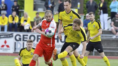 Bild: Hubert Ziegler
Marcel Hack vom FC Amberg (Zweiter von rechts) versucht, den Ball aus der Gefahrenzone zu befördern, sein Neutraublinger Gegenspieler Andreas Halder (Zweiter von links). Mario Schmien, Tobias Götz und Alexander Greger (von links) beobachten die Szene.