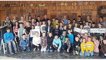 Bild: Grundschule Bad Neualbenreuth/exb
Die Schulfamilie wünschte dem künftigen Ruheständler Hans Riedl (hinten) alles Gute.
