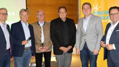 Bild: Hirsch
Die Freien Wähler im Landkreis haben sich personell neu aufgestellt. Das Bild zeigt von links Kreisrat Martin Scharf, den Ehrenvorsitzenden Joachim Hanisch, die Vorsitzenden Albert Krieger, Dieter Jäger und Benjamin Boml sowie den Landtagsabgeordneten Tobias Gotthardt.