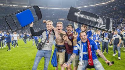 Bild: David Inderlied/dpa
Nach dem feststehenden Aufstieg in die Bundesliga kannte der Jubel der Schalke-Fans am Samstag keine Grenzen mehr.