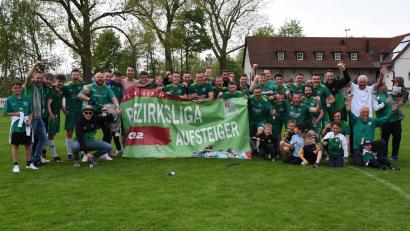 Bild: Gebert
Jubel beim FC Weiden-Ost: Die Mannschaft um Spielertrainer Florian Schrepel steht als Meister der Kreisliga Nord und damit auch als Aufsteiger in die Bezirksliga fest.