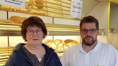 Bild: ak
Bäckermeister Wolfgang Schmid übergab Doris Kellner vom Frauenbund Kulmain die Spende aus der Solibrot-Aktion.