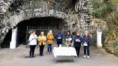 Bild: KDFB/exb
Monika Sommer, die Leiterin im KDFB Bezirk Tirschenreuth, mit dem Vorstandsteam des Ortsverbandes Waldsassen vor der Lourdes-Grotte in der Nähe des früheren Klosterguts Mitterhof.
