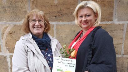Bild: u
Die Bezirksvorsitzende Margarete Hirsch (links) hatte beim Bezirkstag die Aufgabe, Kerstin Aufschneider (rechts) mit einem Präsent zu ihrer Wahl zur stellvertretenden KDFB-Diözesanvorsitzenden in der Diözese Regensburg zu gratulieren.