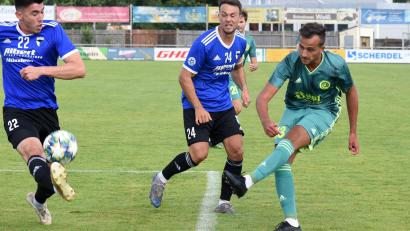 Archivbild: Gebert
Der SV Mitterteich feierte am Samstag einen wichtigen 1:0-Sieg beim SV Schwaig. Daniel Lauterbach (rechts, Szene aus der Partie gegen Forchheim) erzielte das Tor des Tages.