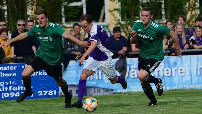Bild: ham
Detag-Akteur Simon Polster (Mitte) wird von den FC-Spielern Matthias Schreyer (links) und Andreas Lang bedrängt.