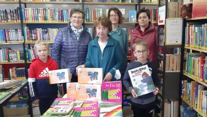 Bild: gis
Petra Markhof (von links), Selma Markhof, Bücherstadl-Mitarbeiterin Elisabeth Kraus, Barbara Reichenberger mit zwei kleinen Fichtelberger "Leseratten".
