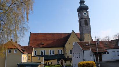 Bild: le
Das katholische Pfarrzentrum mit Pfarrkirche, Kirchturm, Herz-Jesu-Haus und Pfarrheim St. Josef. Fast allerorten stehen teure Umbauten und Sanierungen an.