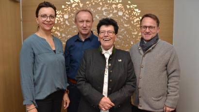 Bild: dob
Mesnerin Erika Hilburger wurde schweren Herzens aus ihrem Amt als Mesnerin entlassen. Dekan Alexander Hösl (rechts), Pfarrgemeinderatssprecherin Luise Feneis und Kirchenpfleger Hans Kurzka (von links) dankten ihr von ganzem Herzen für den aufopferungsvollen Dienst.