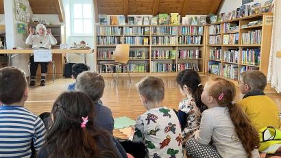 Bild: exb
Märchenstunde beim Besuch der Vorschulkinder des Kinderhauses "Herz Jesu" in der Katholischen Öffentlichen Bücherei Immenreuth.