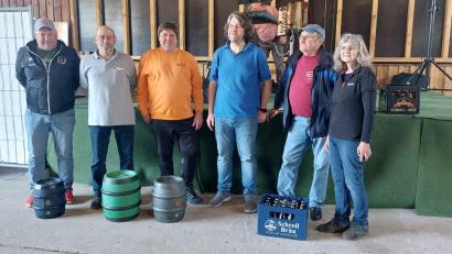 Bild: myd
Für den Grafenwöhrer Wanderverein nimmt stellvertretend Wanderwart Alfons Dobmann (Dritter von links) den Preis für den zweiten Platz, ein 15 l Bierfass, aus den Händen des Vorsitzenden des Veranstalters, Stefan Gebhard (Vierter von links), entgegen.
