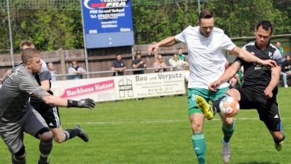 Bild: heh
Mitterteichs Justin Göhlert (Mitte) versucht zum Abschluss zu kommen. Doch der Kondrauer Abwehrspieler Adrian Kraus (rechts) kann noch rechtzeitig klären, so dass SF-Keeper Daniel Gold erst gar nicht eingreifen muss.