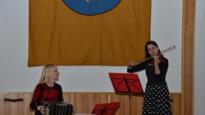 Bild: dob
Susanne Hofmann (rechts) brachte heuer zum 15. Mal Tangomusik in die Pfalzgrafenstadt. Am Bandoneon (links) Judith Brandenburg.