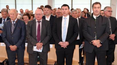 Bild: Götz
Beim Festakt "50 Jahre Landkreis Schwandorf" durfte natürlich die Bayernhymne nicht fehlen. Altlandrat Hans Schuierer, Altlandrat Volker Liedtke, Landrat Thomas Ebeling und Ministerpräsident Markus Söder (vorne von links) stimmten sie gemeinsam an.