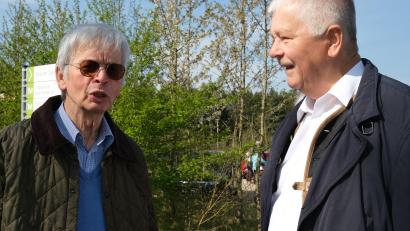 Bild: Hirsch
Reinhold Strobl (rechts) und Wolfgang Nowak (links) führten die SPD-Senioren zu den Stätten des WAA-Widerstandes.