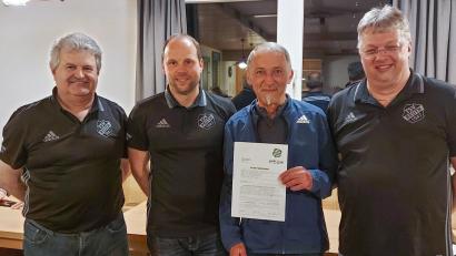 Bild: fks
Vorsitzender Peter Schieder (links) begrüßte in der Jahreshauptversammlung das 500. Mitglied Gerhard Horn (Dritter von links). Eingereiht haben sich hier Dritter Vorsitzender Uli Schwamberger (Zweiter von links) und Zweiter Vorsitzender Helmut-Stefan Neugirg (rechts).