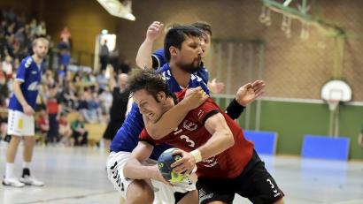 Bild: Hubert Ziegler
Handball der etwas rustikaleren Art gab es auch im Derby zwischen dem HC Sulzbach und der SG Auerbach/Pegnitz. In dieser Szene nimmt Daniel Schalanda (links) von den Gästen Stefan Ströhl von den Hausherren in die Zange, beobachtet von Maxim Pankraz (hinten) von den Gästen.