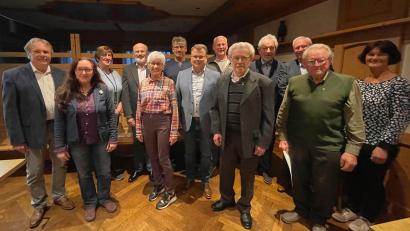 Bild: ser
In der Jahreshauptversammlung der Siedlergemeinschaft Neuhaus ehrt Vorsitzender Werner Sauer (stehend, links) 
mit Bürgermeister Karl Heinz Budnik (stehend, Siebter von links) zahlreiche Mitglieder. Besonderer Dank galt Thomas Wilhelm (stehend, Vierter von links) für seinen Vortrag.