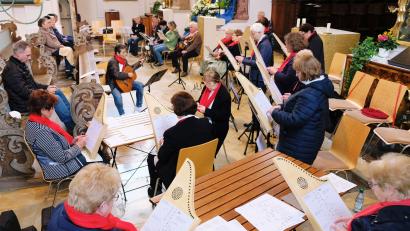 Bild: do
Im Marienmonat gehörte die Klosterkirche Speinshart zur Mitte der Marienverehrung. Drei Musikgruppen und Solist Josef Kämpf zelebrieren einen Lobgesang auf die Mutter Gottes