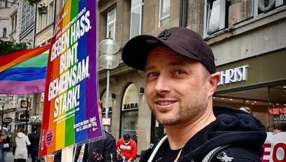 Bild: exb/Equality Oberpfalz
Für Neustadt/WN ist es der erste Christopher Street Day, für ihn nicht: Veranstalter Alexander Irmisch war unter anderem 2020 in München dabei.