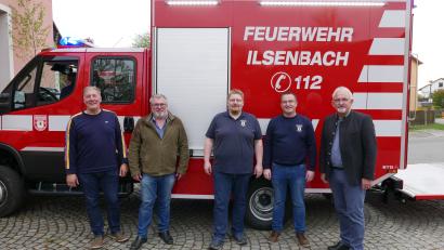 Bild: Martin Thoma/exb
Das neue Fahrzeug der Feuerwehr Ilsenbach. Die Führungskräfte der Wehr und der Kommune sind stolz.