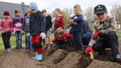 Bild: mfh
Einige Beteiligte der Pflanzaktion auf dem kleinen Kartoffelfeld der Siedlergemeinschaft Rosenberg.