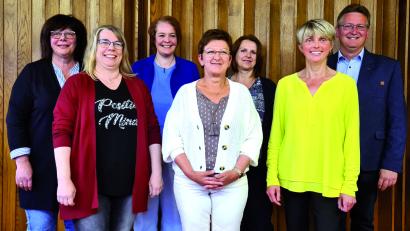 Bild: Torturi e. V./exb
Dritter Bürgermeister Adolf Hammer (rechts) gratulierte dem Vorstand von Torturi mit (von links) Gisela Stier, Ulrike Baier, Andrea Wohlfarth, Elfriede Kraus, Brigitte Reindl und Michaela Baier.