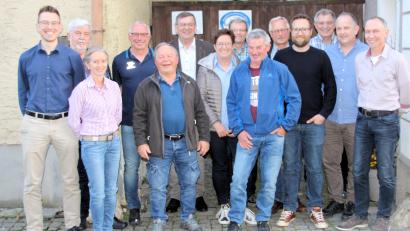 Bild: bjo
Dem neuen Vorstand des Skiclubs Schmidmühlen mit Peter Dammith (Vierter von links) an der Spitze gratuliert Bürgermeister Peter Braun (Sechster von links).