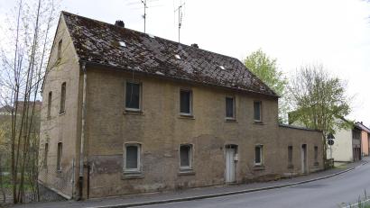 Bild: szl
Ein privater Investor möchte dieses Haus neben dem BRK-Seniorenzentrum Haus Mühlbühl abreißen und stattdessen ein vierstöckiges Mehrfamilienhaus mit zwölf Wohneinheiten bauen.