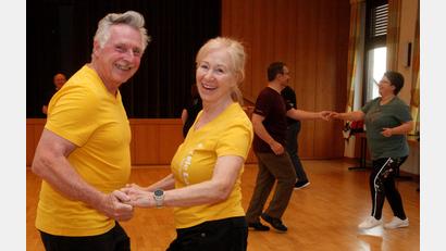 Bild: Hirsch
Das Boogie-Woogie-Tanzen sorgt bei Günther Weber und Marianne Leber (links) für gute Laune und ein Gefühl von Freiheit, Jeden Sonntag tanzen sie mit den anderen Boogie-Rabbits im Wackersdorfer Pfarrsaal.
