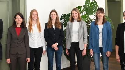 Bild: gf
Landgerichtspräsident Harald Riedl (links) hofft, dass seine jungen Richterinnen für längere Zeit am Landgericht Amberg tätig sein werden. Von links: Dr. Barbara Tutsch, Annika Scharl, Anna-Katharina Dangelmeyer, Simone Amrhein, Dr. Raphaela Ezold und die Richterrätin am Landgericht Amberg Dr. Claudia Arlt.