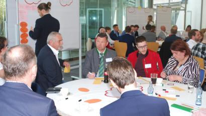 Bild: tss
Bei der Auftaktveranstaltung im Innovision-Center in Weiherhammer schaffen die Teilnehmer in Workshops erste Grundlagen für eine digitale Kreisentwicklungs-Strategie.