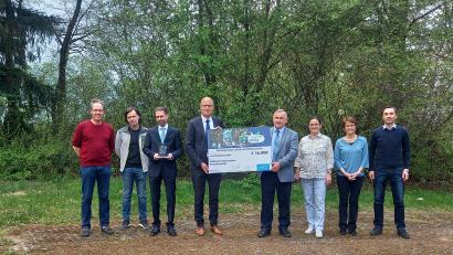 Bild: szl
Das Stiftland-Gymnasium erhält 16.000 Euro aus dem Förderprojekt "Schule und Klimaschutz" der Schott AG. Bei der Scheckübergabe waren (von links) Markus Remold (AG Eine Welt), Stefan Heldwein (Fachschaft Biologie), Carsten Heine (Personalleiter Schott Mitterteich), Stefan Rosner (Standortleiter Schott Mitterteich), Schulleiter Albert Bauer, Daniela Pilz (Fachschaft Physik), Elke Schiegl (AG Eine Welt) und Oberstufenkoordinator Andreas Staufer dabei.