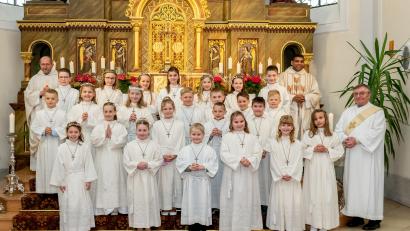 Bild: exb
In strahlend weißen Gewändern durften die Erstkommunionkinder aus der Pfarreiengemeinschaft Beidl-Plößberg erstmals an den Tisch des Herrn treten und die heilige Kommunion empfangen.
